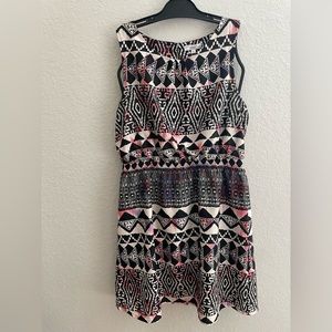 Pretty and stylish sleeveless dress with unique pattern.